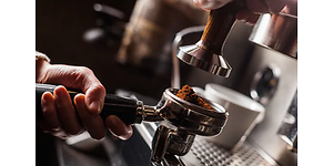 Malet kaffe og en kaffestamper