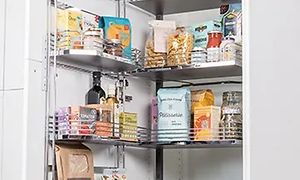 Højt skab med forskellige madprodutkter på hylder
