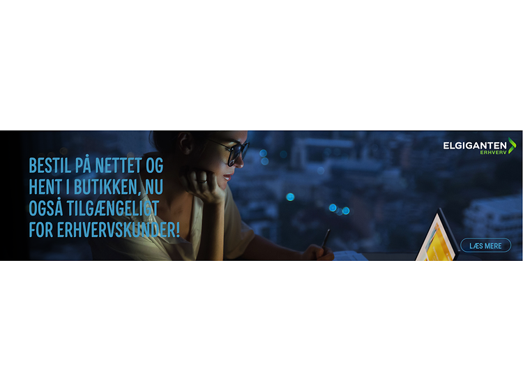 En kvinde sidder ved et vindue
