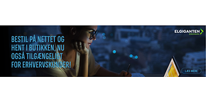 En kvinde sidder ved et vindue