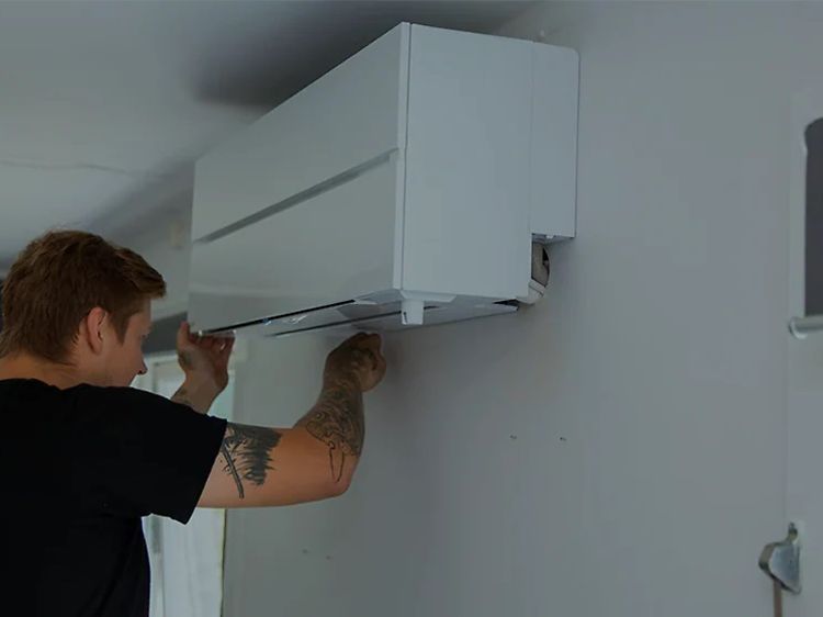 Mand installerer en varmepumpe