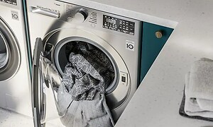 Tørretumbler med vasketøj i