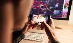 En person, der spiller Hearthstone på en telefon
