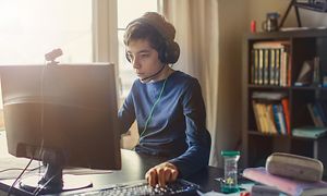 En ung dreng, der gamer på en pc