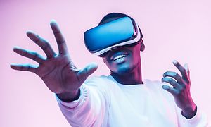 En mand, der spiller et VR-spil