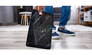 En tablet med en ødelagt skærm