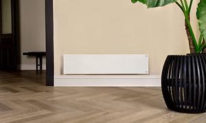 Mill-radiator og en plante i et moderne rum