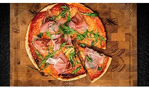 Pizza på et træskærebræt