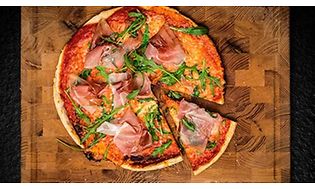 Pizza på et træskærebræt