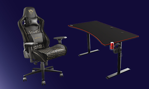 En gaming stol ved siden af et gaming bord