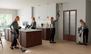 Fire damekloner gør rent i et køkken med en ledningsfri støvsuger