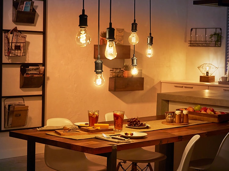 Philips Hue - Lyspærer som hænger over et spisebord