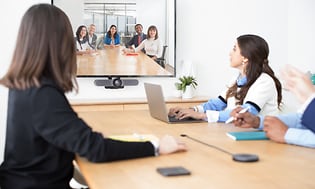 Ansatte har videomøde med brug af Logitech video conferencing tools