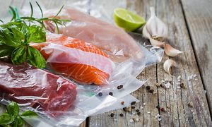 Kylling, okse og laks i vakuumpakkede plastikposer