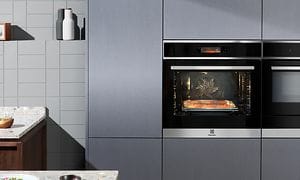 Integreret ovn i køkken med grå fronter