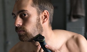 Mand trimmer sit skæg med Philips OneBlade Pro