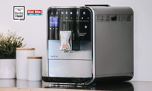 En grå espressomaskine i et køkken