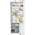Åben køleskab med madvarer