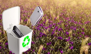 En blomstermark og to mobiltelefoner der er på vej ned i genbrugskasse