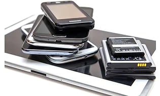 Mobiltelefoner stablet oven på en hvid tablet