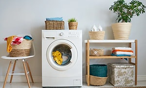 En vaskemaskine i et moderne badeværelse
