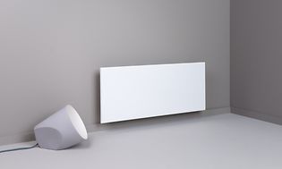 Hvid Adax Neo panelradiator fastspændt til en beigefarvet væg