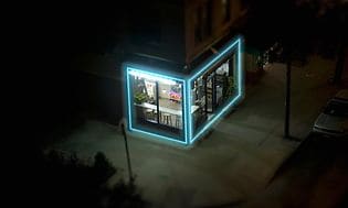 Lille cafe i cubiksform med LED-lys hele vejen rundt