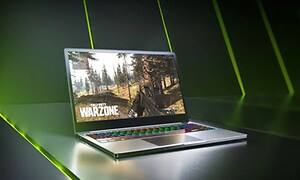 Gaming laptop med CoD Warzone på skærmen