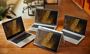 Fire laptops på et træbord
