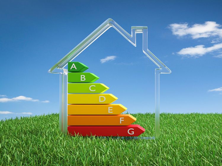 Det nye energimærke med skalaen A til G inde i en illustration af et hus
