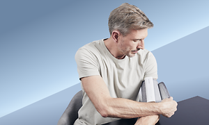 En mand, der måler sit blodtryk med en Withings blodtryksmåler