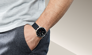 En mand, der bærer et Withings smartur, mens han holder sin hånd i lommen