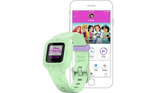 Garmin Vivofit Jr. 3 foran smartphone med Disney-figurer på skærmen