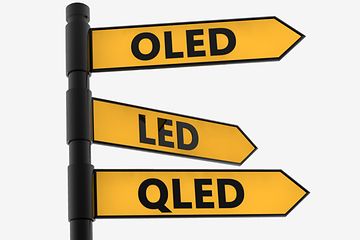 Gult, 3-delt skilt som peger i retning af LED, OLED og QLED