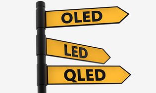 Gult, 3-delt skilt som peger i retning af LED, OLED og QLED