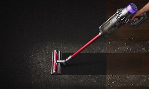 Dyson Outsize Absolut støvsuger af et snavset gulv