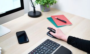 Kvinde bruger Contour Unimouse til arbejde
