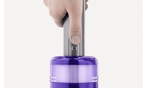 Finger, der trykker på strømstyringen med en enkelt knap på Dyson Omni-Glide