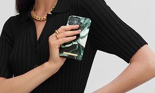 IDEAL OF SWEDEN telefoncover på smartphone i hånden på en kvinde, der poserer