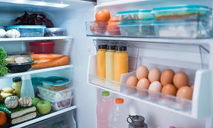 Et åbent køleskab med madvarer på hylderne