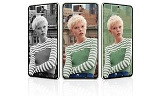 Samsung Galaxy S21 FE-telefoner med et billede af kvinde på skærmen i tre forskellige farvekombinationer