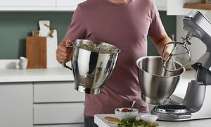 Mand bruger Titanium Chef Baker Xl med to skåle i hånden