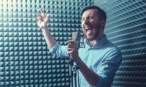 En syngende mand holder en mikrofon