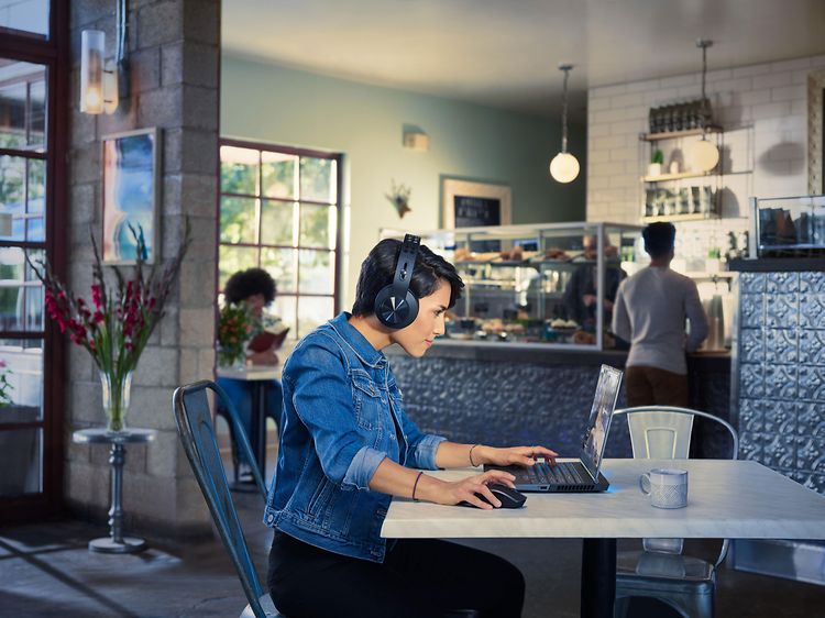 Kvinde gamer på netcafé