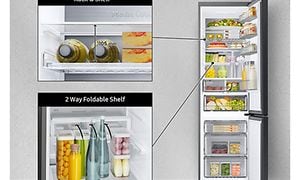 Et åbent køleskab, der viser mad i forskellige bokse