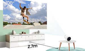 Samsung-Freestyle-projektor, der viser en skater på en væg