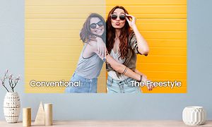 Samsung-Freestyle-To kvinder projiceret på en væg