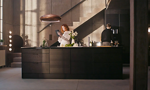 EPOQ - Edge - Kitchen - mand og kvinde i et epoq køkken fra Elgiganten