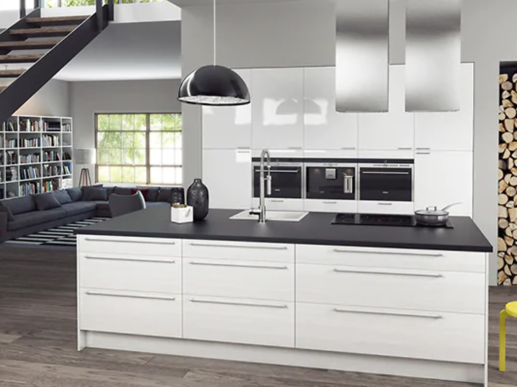 Gloss White er et hvidt køkken i højglans med et stilfuldt og minimalistisk køkkendesign med lige overflader