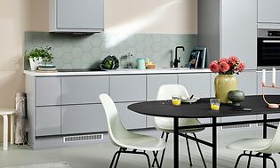Lysegråt EPOQ Integra køkken og spisebord med stole